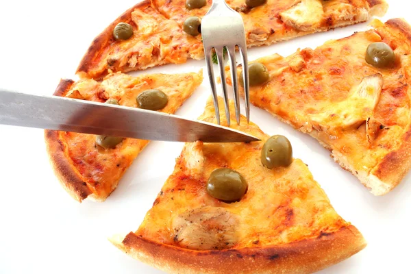 Pizza saborosa com azeitonas em branco — Fotografia de Stock