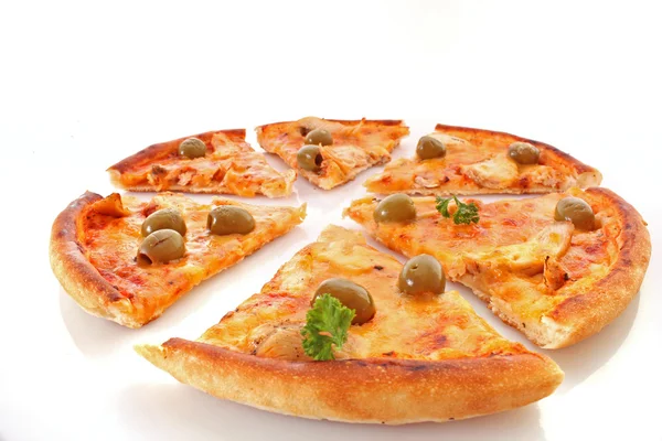 Вкусная пицца с оливками на белом — стоковое фото