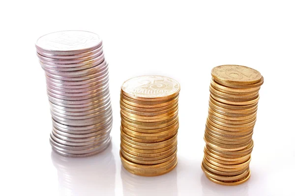 Poucas colunas de moedas isoladas em branco — Fotografia de Stock