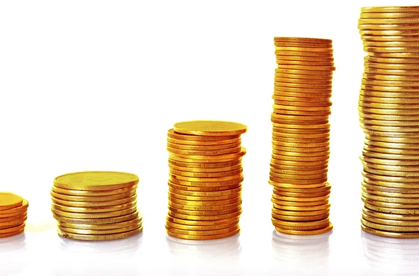 Poucas moedas de ouro colunas isoladas em branco — Fotografia de Stock