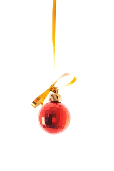Рождественский мяч изолирован на белый — стоковое фото