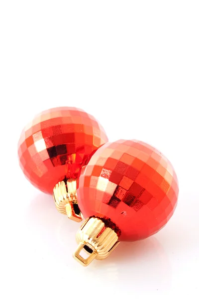 Leksaker röda julgranskulor på vit bakgrund — Stockfoto