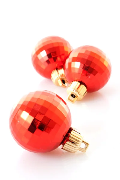 Natal brinquedos bolas vermelhas no fundo branco — Fotografia de Stock