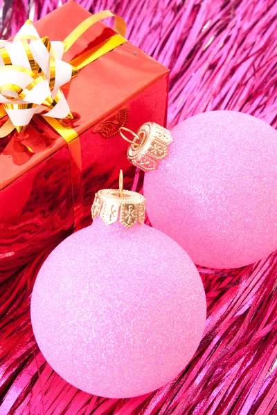Palle di Natale tra argento scintillante decorazione — Foto Stock