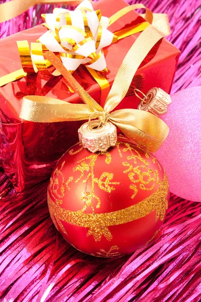Рождественские шары среди серебристых украшений — стоковое фото