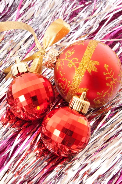 銀製のきらびやかな装飾の中で赤いクリスマス ボール — ストック写真