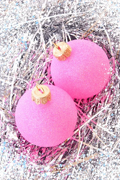 Рождественские шары среди серебристых украшений — стоковое фото