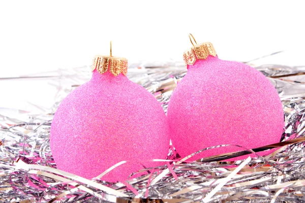Kerstballen onder silver glinsterende decoratie — Stockfoto