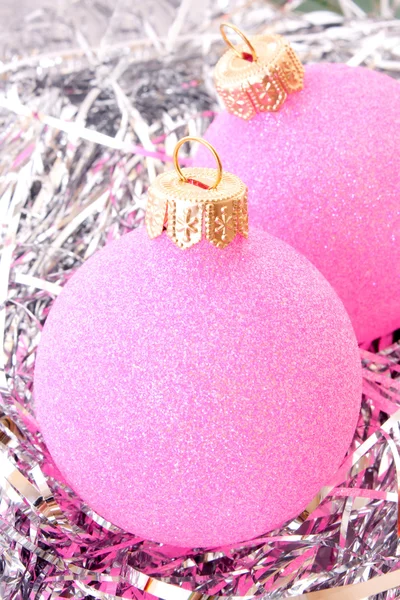 Bolas de Navidad entre la decoración brillante plata —  Fotos de Stock