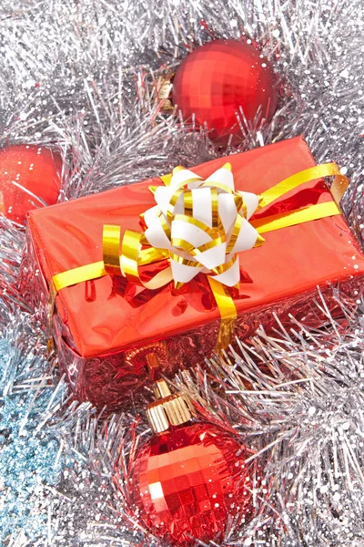 Červené vánoční koule a dárky mezi novoroční Zelený strom — Stock fotografie