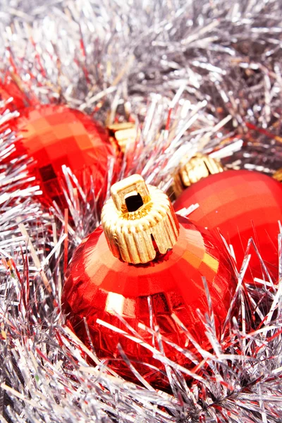 銀のきらびやかな背景の中でクリスマスの装飾 — ストック写真