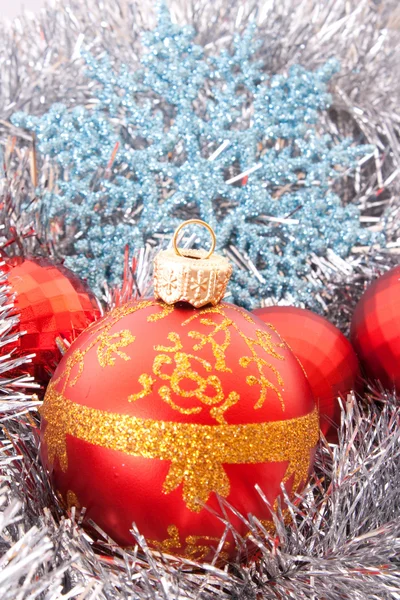 銀のきらびやかな背景の中でクリスマスの装飾 — ストック写真