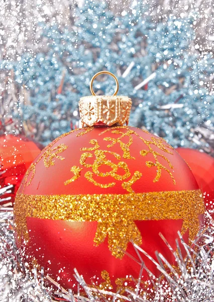Червоний новорічні кулі серед срібних блискучі прикраси — стокове фото
