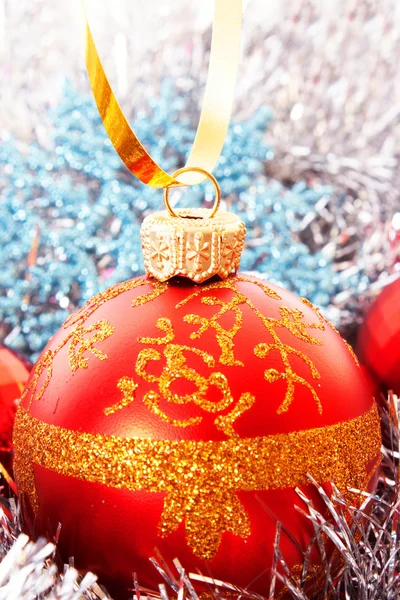 Κόκκινες μπάλες Χριστούγεννα μεταξύ ασημένια διακόσμηση ακτινοβολώντας — Φωτογραφία Αρχείου