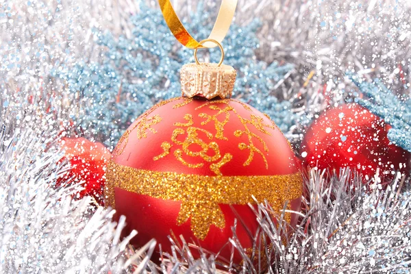 Röda julgranskulor bland silver glittrande dekoration — Stockfoto