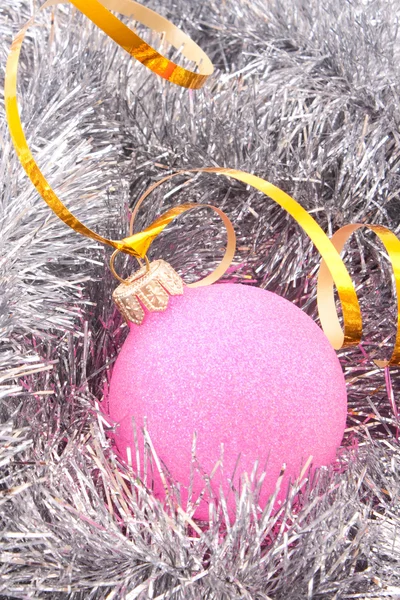銀製のきらびやかな装飾の中でクリスマス ボール — ストック写真