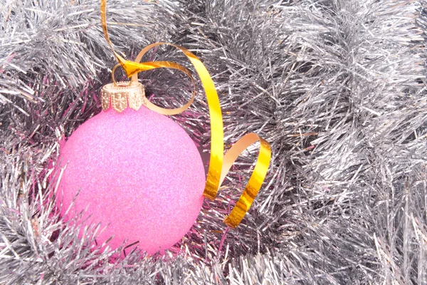Noel topları arasında gümüş pırıltılı dekorasyon — Stok fotoğraf