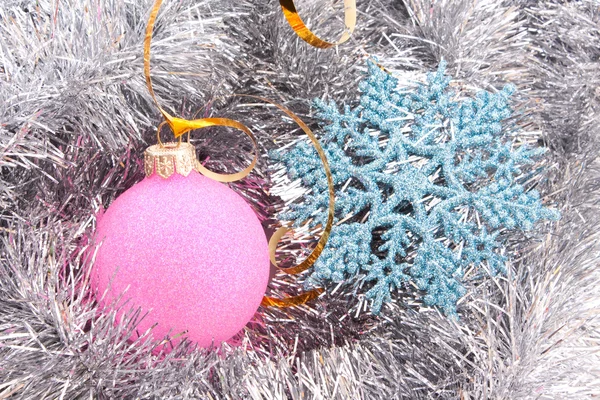 Різдвяні кульки серед срібних блискучих прикрас — стокове фото