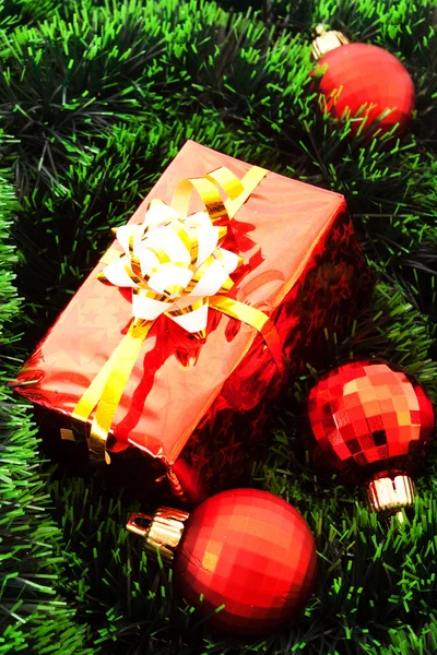 Palle di Natale rosse e regali tra albero di Capodanno verde — Foto Stock