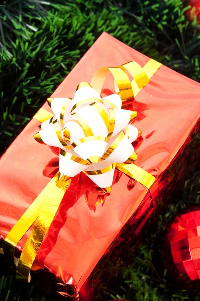 Bolas rojas de Navidad y regalos entre el árbol de año nuevo verde —  Fotos de Stock