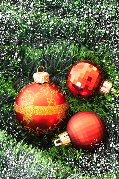 Κόκκινα Χριστούγεννα μπάλες και παρουσιάζει μεταξύ Πρωτοχρονιά πράσινο δέντρο — Φωτογραφία Αρχείου