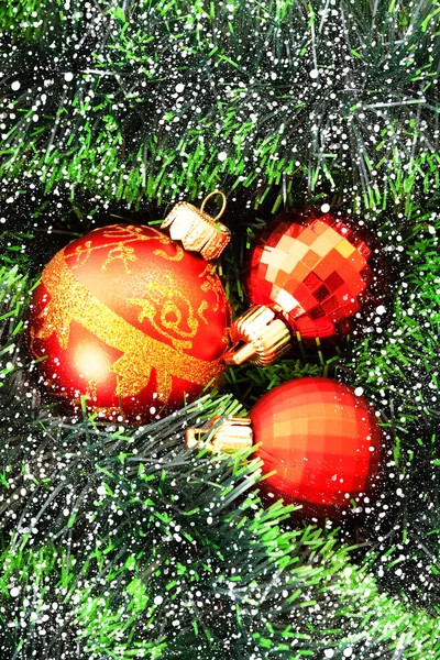 绿色新年树之间的红色圣诞球 — 图库照片