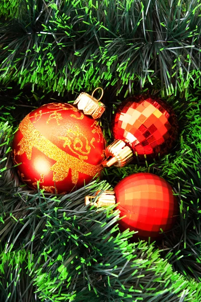 Rote Weihnachtskugeln unter grünem Neujahrsbaum — Stockfoto