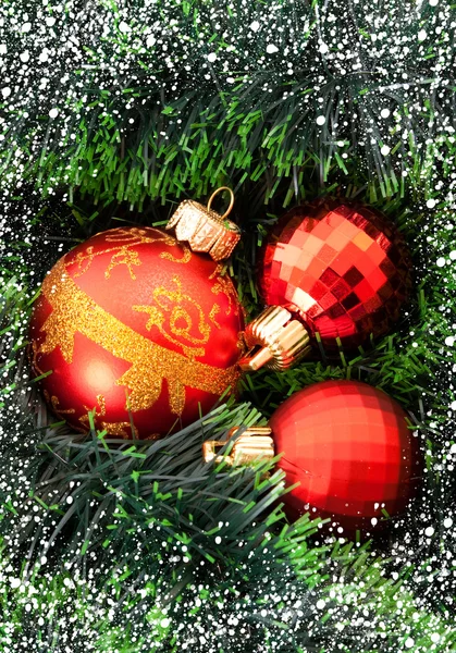 Bolas de Natal vermelho e presentes entre árvore de ano novo verde — Fotografia de Stock