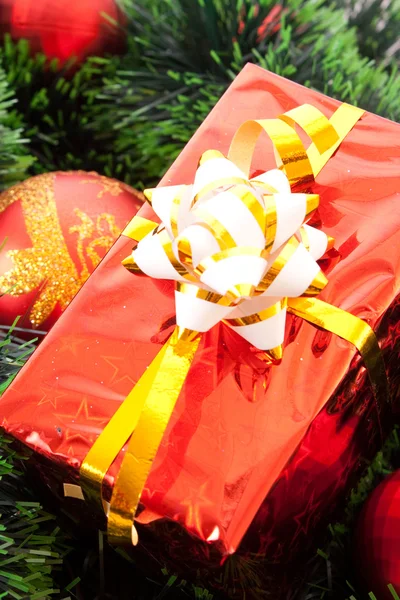 Boules de Noël rouges et cadeaux parmi le nouvel arbre de l'année verte — Photo