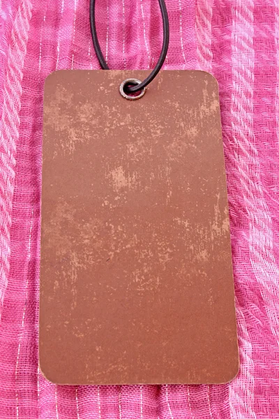 Etiqueta de espuma en blanco sobre textil rosa —  Fotos de Stock