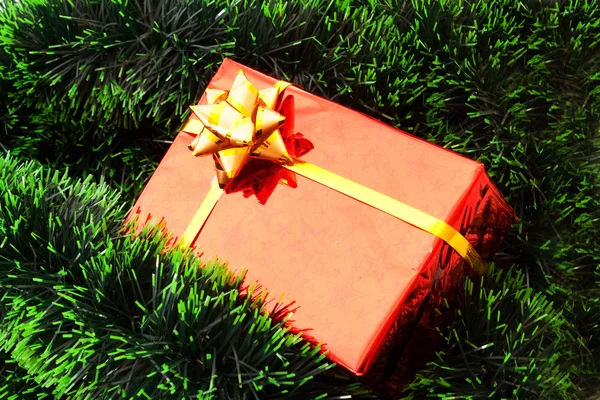 Piros karácsonyi ajándékokat, többek között a zöld új év tree — Stock Fotó