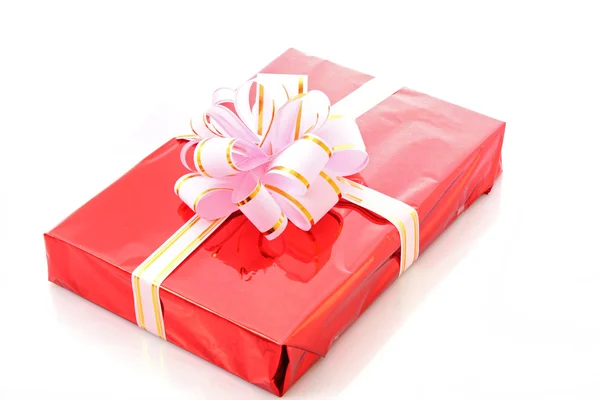 Noel beyaz üzerine kırmızı hediye kutusu — Stok fotoğraf
