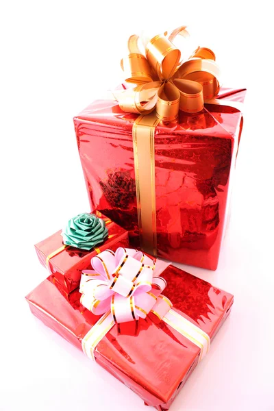 Beyaz üzerine birkaç hediye kutusu — Stockfoto