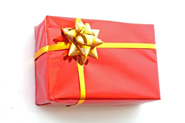 Caixa de presente vermelho de Natal sobre branco — Fotografia de Stock