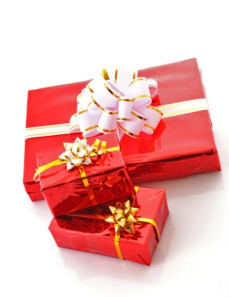 Karácsonyi piros ajándék doboz felett fehér — Stock Fotó