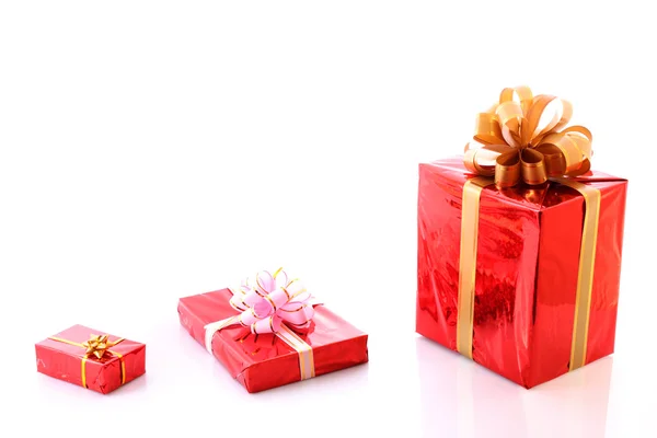 Mehrere Geschenkboxen auf weiß — Stockfoto