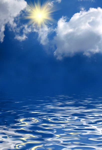 Solig himmel bakgrund och vatten — Stockfoto