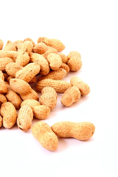 Cacahuètes avec coquilles sur isolées sur blanc — Photo