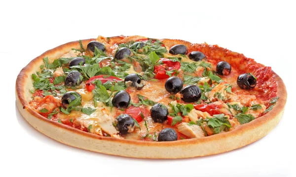 Smakelijke pizza met olijven geïsoleerd op wit — Stockfoto