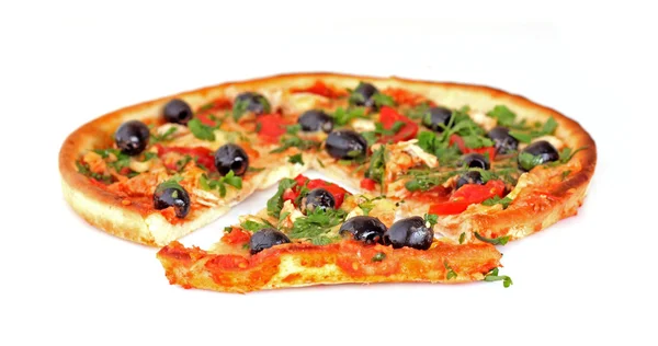 Pizza gustoasă cu măsline izolate pe alb — Fotografie, imagine de stoc