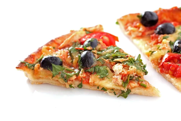 Leckere Pizza mit Oliven auf weiß — Stockfoto