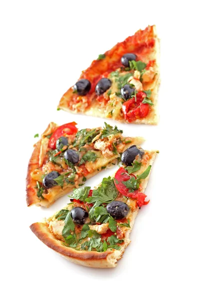好吃的比萨，用橄榄与白色隔离 — 图库照片