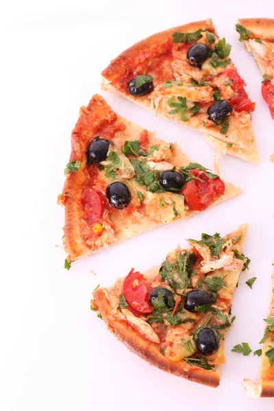 Gustosa pizza con olive su bianco — Foto Stock
