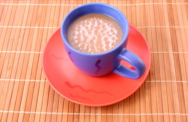 咖啡加牛奶色杯竹秸秆背景上 — 图库照片