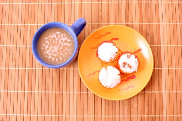 Café avec tasse de couleur lait avec des gâteaux sur pailles de bambou backgroun — Photo
