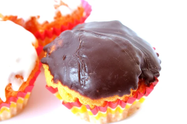 Muffins recém-assados no fundo branco — Fotografia de Stock