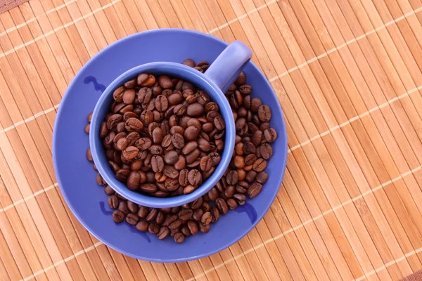 Taza de café azul y granos de café tostados —  Fotos de Stock