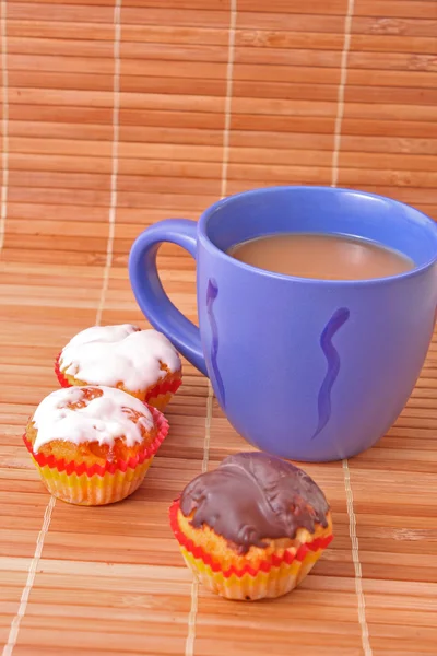 Kaffee mit Milchfarbe Tasse mit Kuchen auf Bambusstrohhalmen Hintergrund — Stockfoto