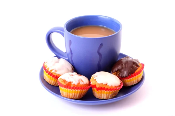 Кофе с молоком цвет чашки с тортами на белом фоне — стоковое фото