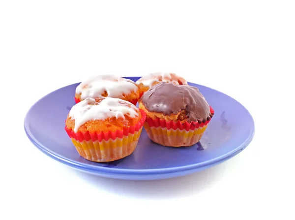 Čerstvě upečené muffiny na desku — Stock fotografie